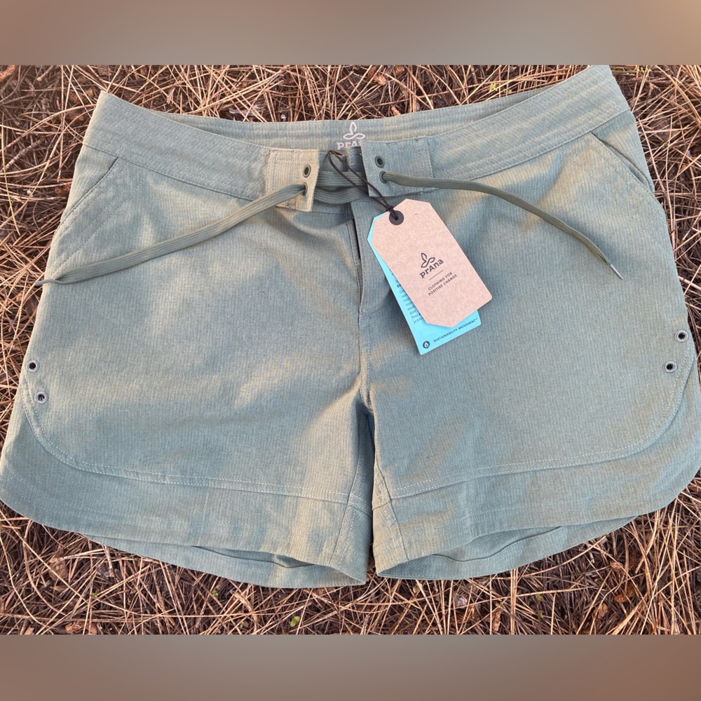Prana (NWT) Women’s Ebelie short in “Canopy” green